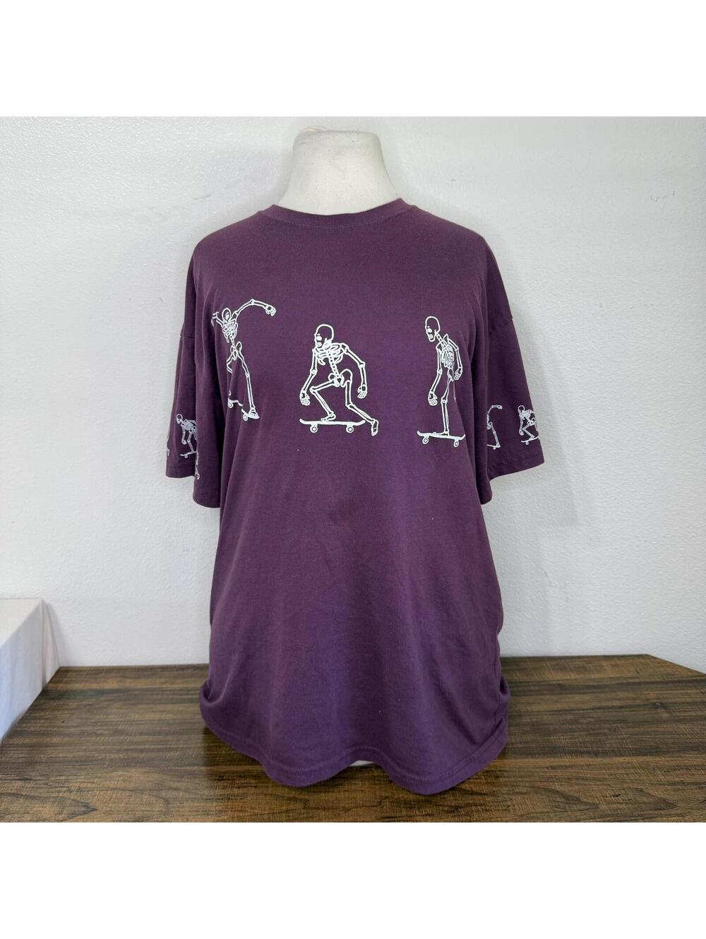 Weekend Warrior Purple Skeleton Skateboard Graphic T-Shirt Size L